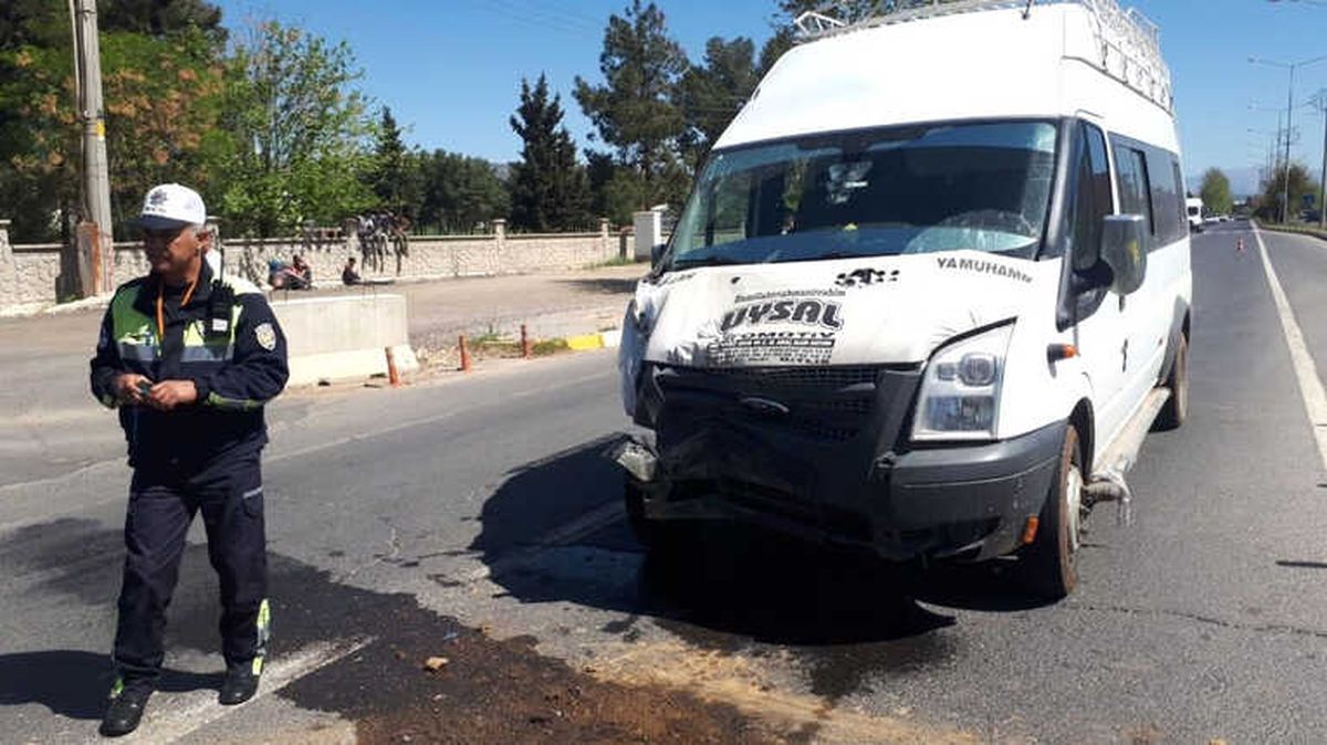 Ehliyetsiz Sürücünün Kullandığı Minibüs Tankere Çarptı: 4 Yaralı
