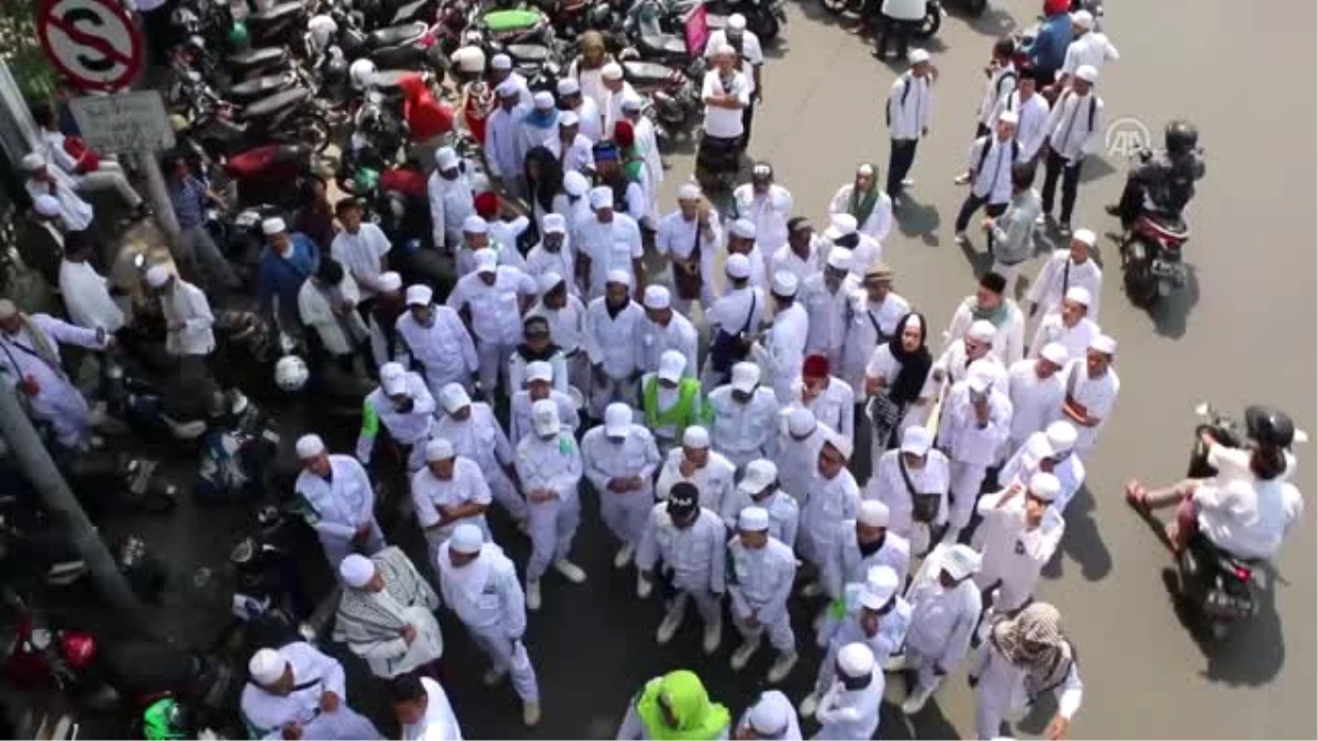 Endonezya\'da "İslam\'a Hakaret" Protestosu