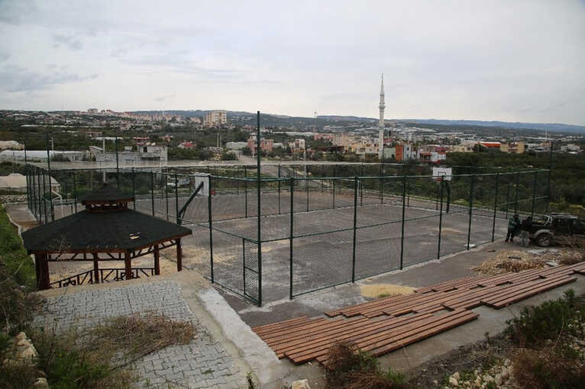 Erdemli\'deki Fen Lisesi, Futbol ve Basketbol Sahasına Kavuştu