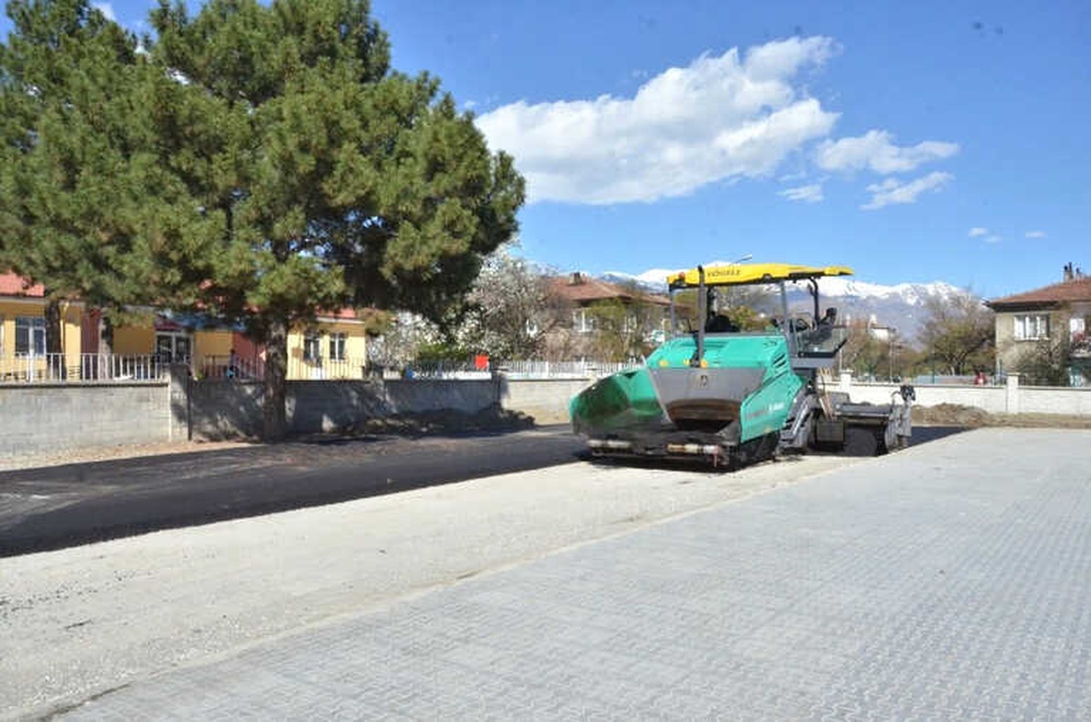 Erzincan Valiliği Asfalt Plent Tesislerinden Okul Bahçelerine Asfalt Desteği