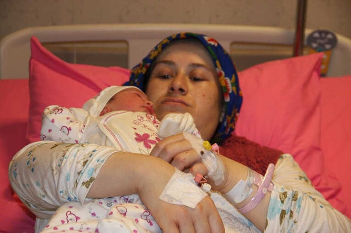 Gaziosmanpaşa\'daki Yangın Nedeniyle Farklı Hastanelere Giden Anne Bebek Birbirine Kavuştu