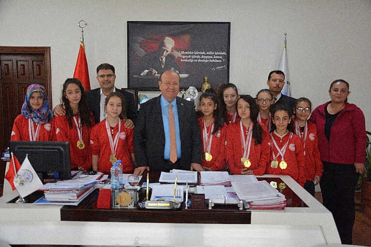 Gazipaşa Kız Voleybol Takımı\'ndan Başkan Özakcan\'a Ziyaret