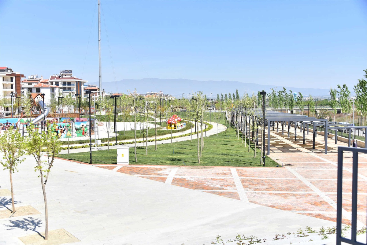 Gecesi Ayrı, Gündüzü Ayrı Güzel