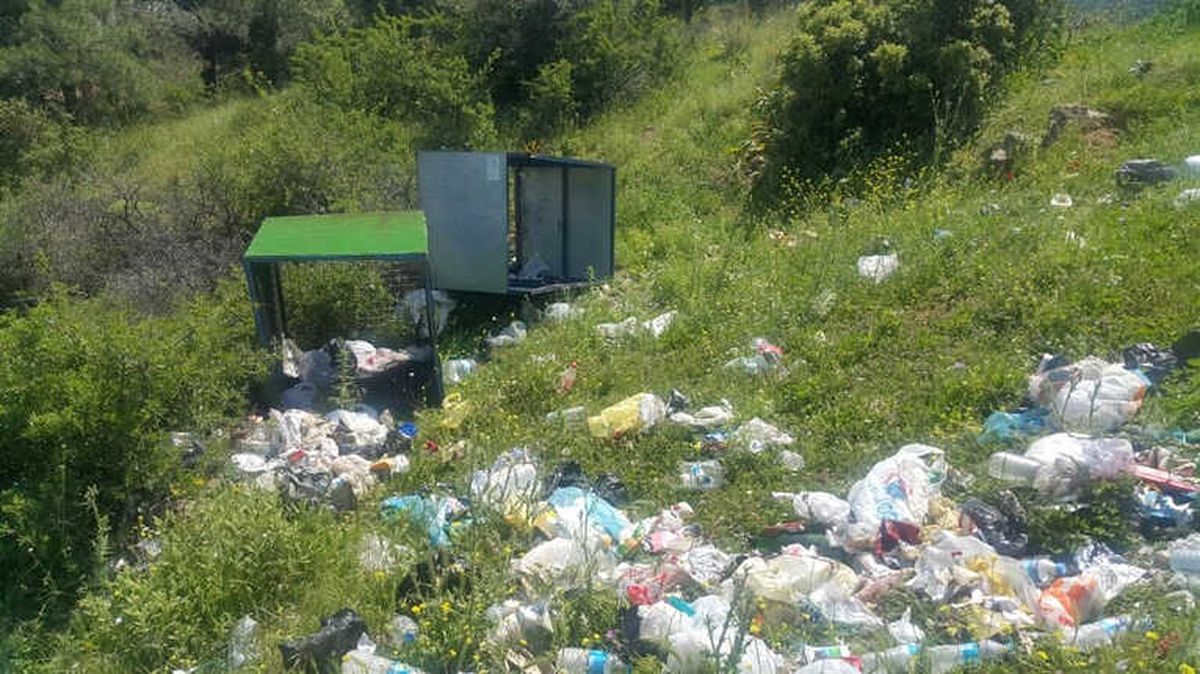 Geri Dönüşüm Kumbaralarını Kırıp Uçurumdan Yuvarladılar