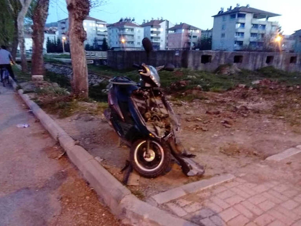 Gölbaşı\'nda Motosiklet ile Hafif Ticari Araç Çarpıştı
