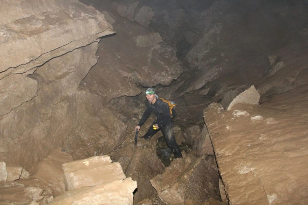 Hakkarili Dağcılar Derecikte Mağara Keşfettiler