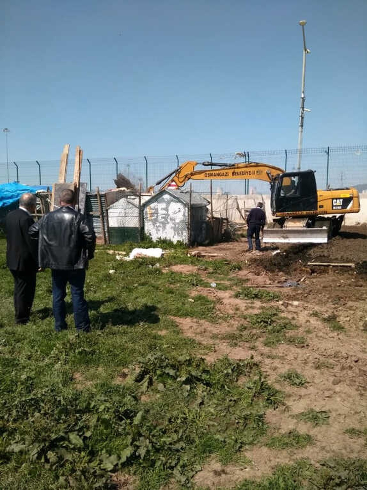 Kaçak Ahırlar ve Kümesler Yıkıldı