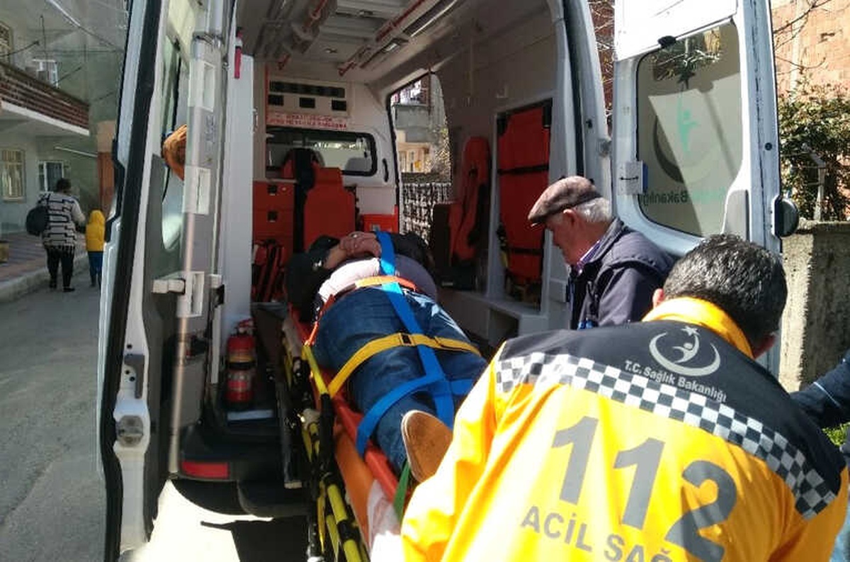 Kamyonet ile Motosiklet Çarpıştı: 1 Yaralı