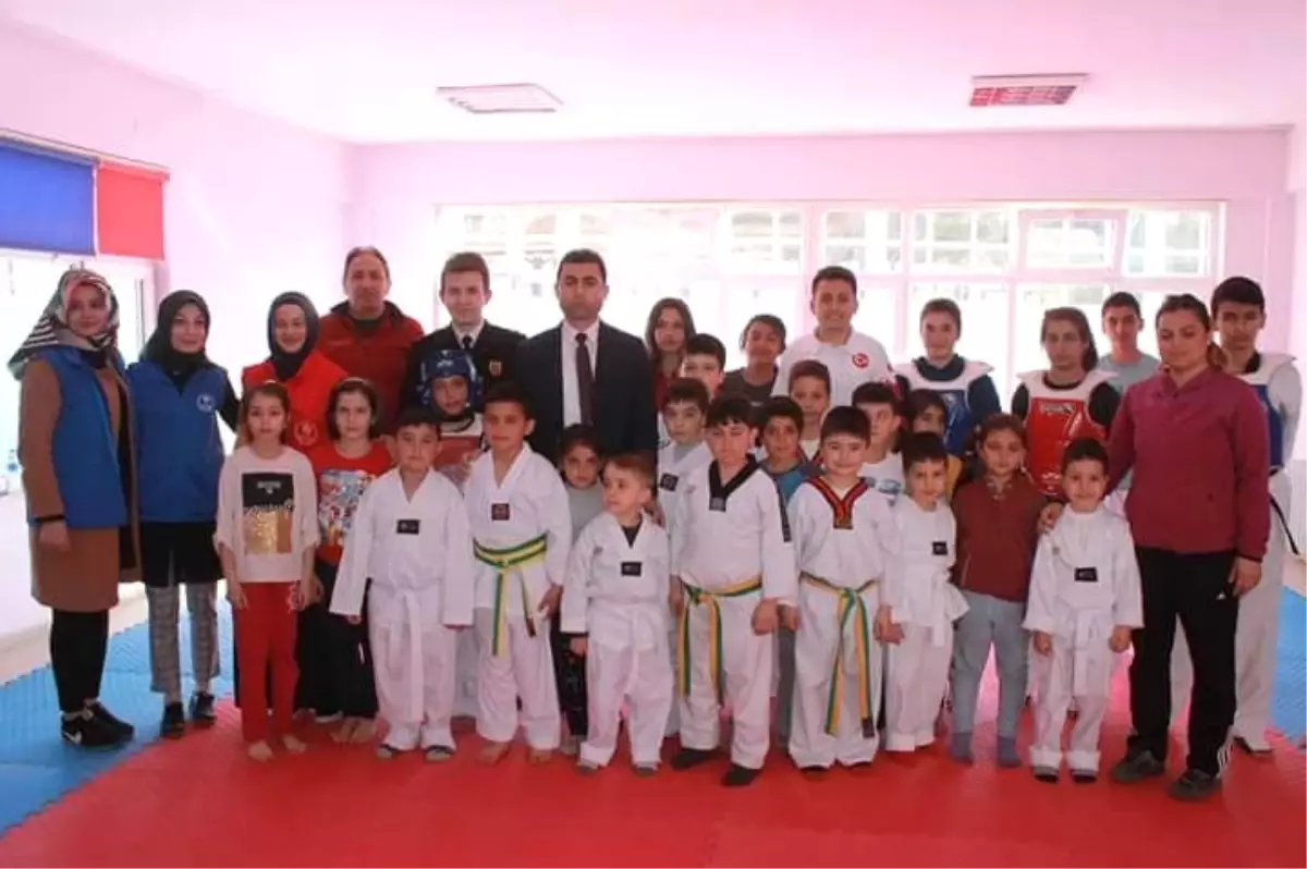 Kaymakam Girgin\'den Başarılı Taekwondoculara Destek