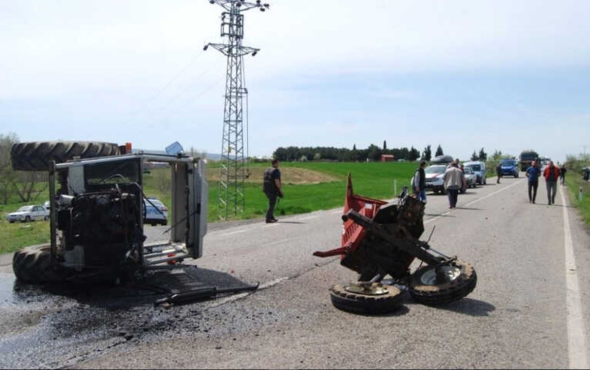 Minibüsle Çarpışan Traktör İkiye Bölündü