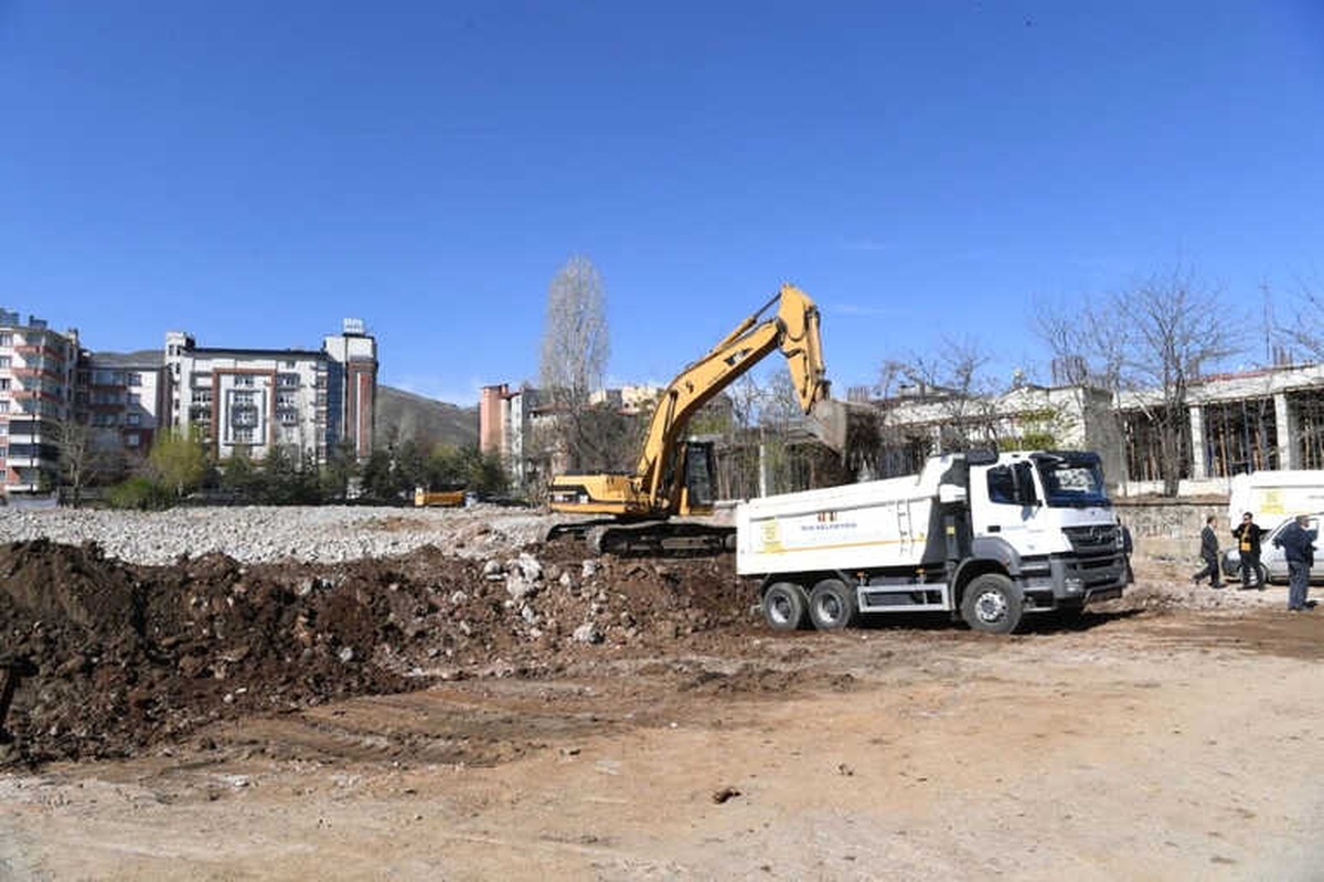 Muş Belediyesi Kent Meydanında Hafriyat Çalışması Başlattı