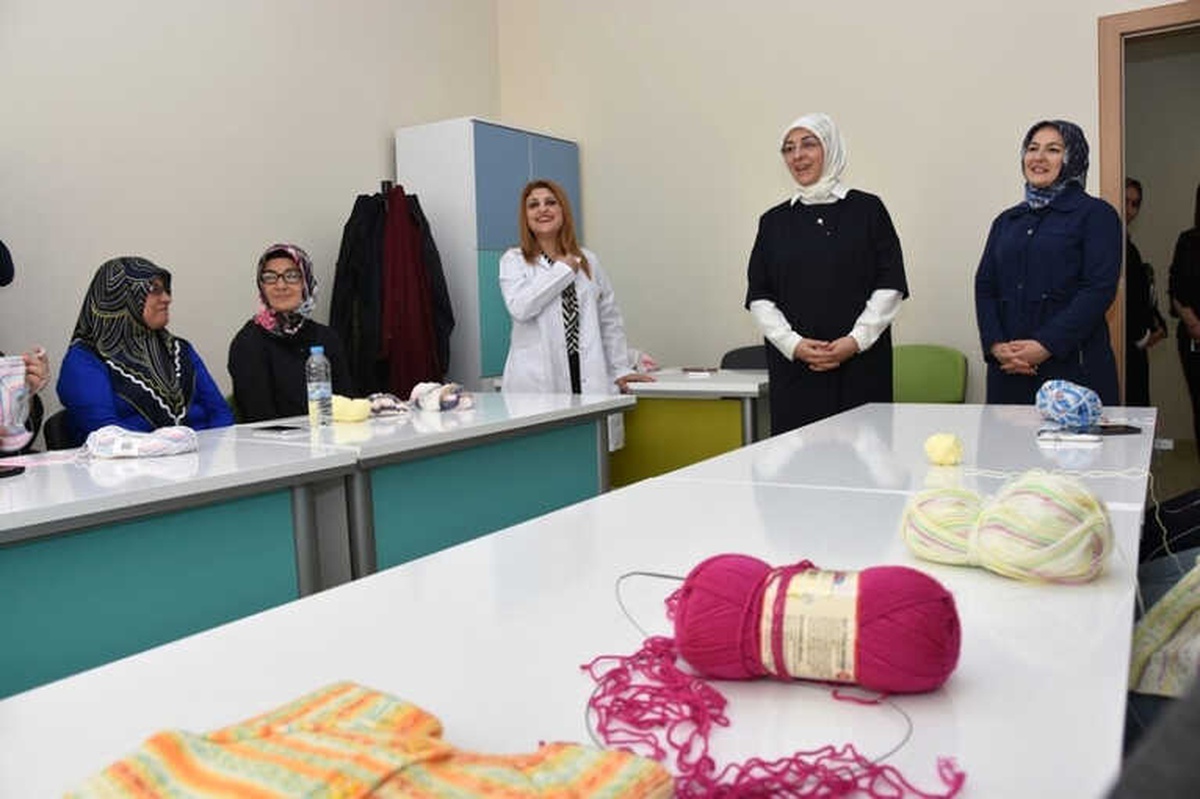 Neşe Özhaseki, Okuma Yazma Kursu Kursiyerlerini Ziyaret Etti