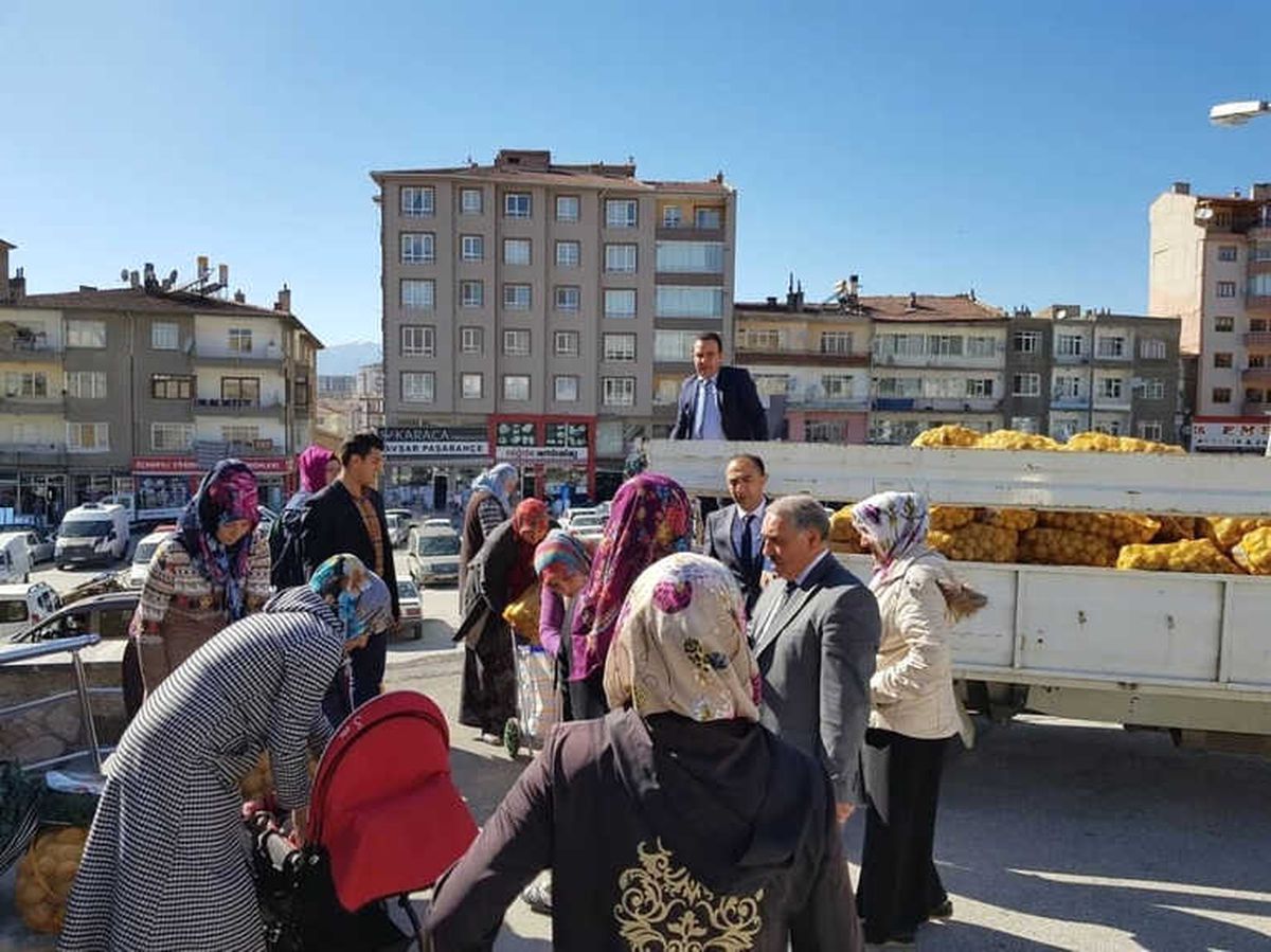 Niğde Belediyesi İhtiyaç Sahibi Ailelere Patates Dağıttı
