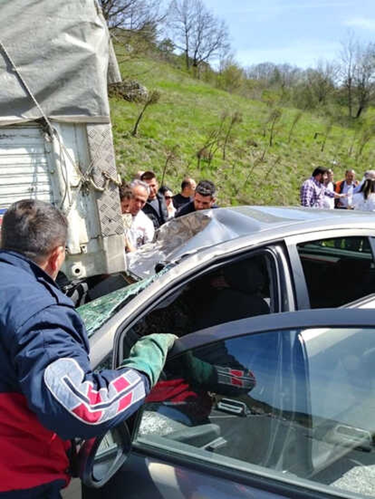 Otomobil Kamyona Çarptı;2 Yaralı