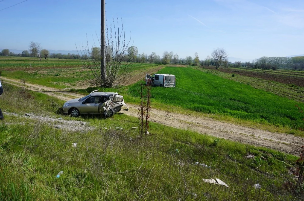 Panelvan Emniyet Şeridinde Duran Otomobile Çarptı: 2 Yaralı