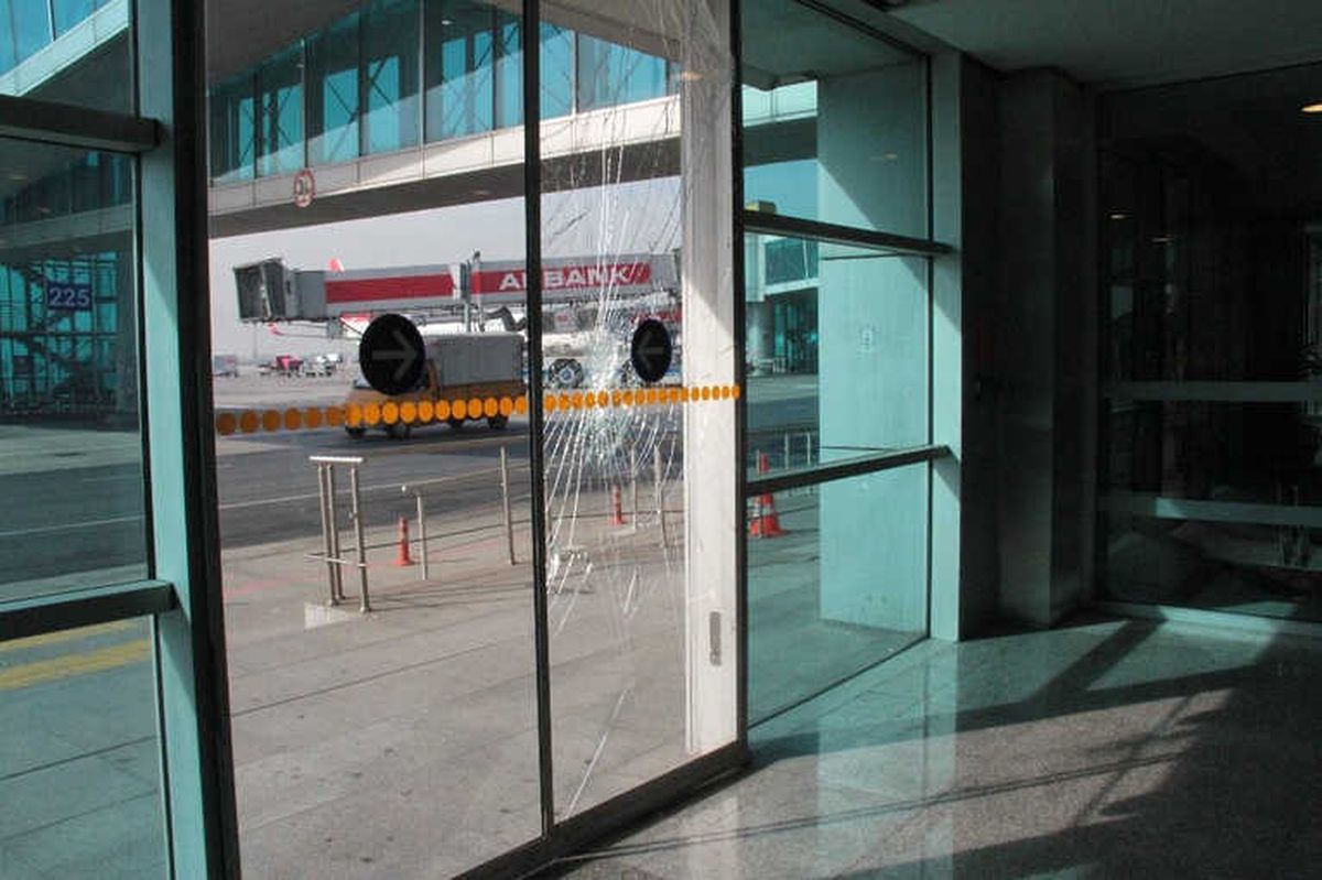 Sarhoş Yolcu Apronda Kaçırdığı Uçağın Peşinden Koştu