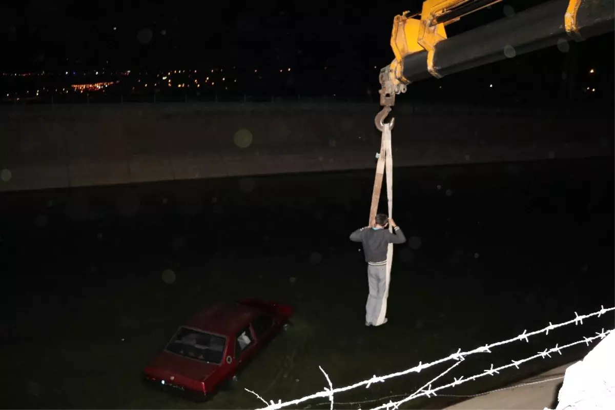 Su Kanalına Uçan Otomobilden Sağ Çıktı