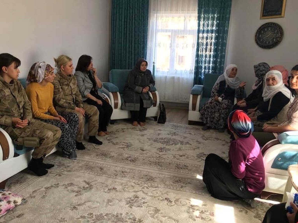 Vali Ustaoğlu, Şehit Korucunun Evini Ziyaret Etti