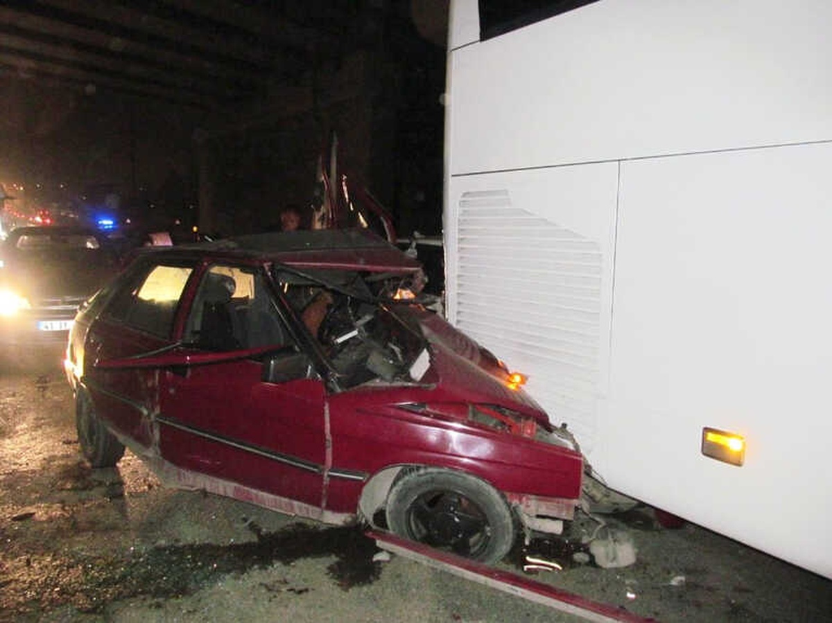 Zincirleme Trafik Kazasında Sıkışan Sürücü, Kurtarıldıktan Sonra Kaçtı