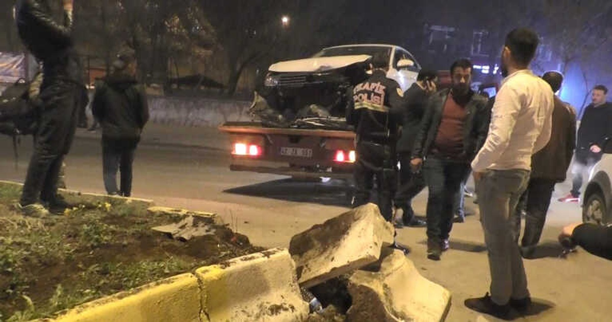 Ağrı\'da Otomobil Refüje Çıktı: 1 Yaralı