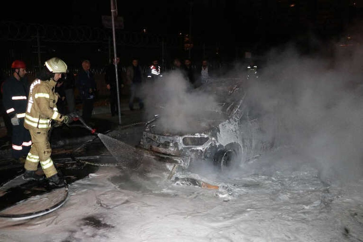 Bakırköy\'de Ticari Taksi Alev Alev Yandı