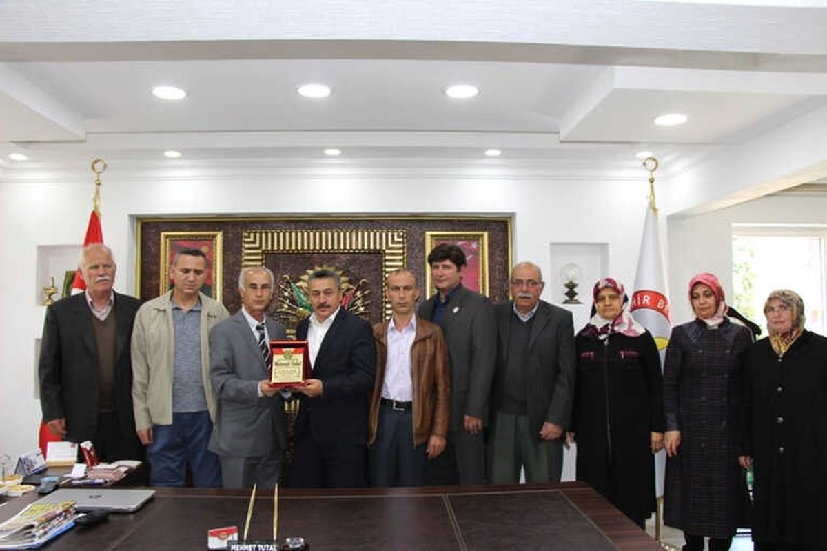 Başkan Tutal\'a Şehit Yakınlarından Teşekkür Plaketi