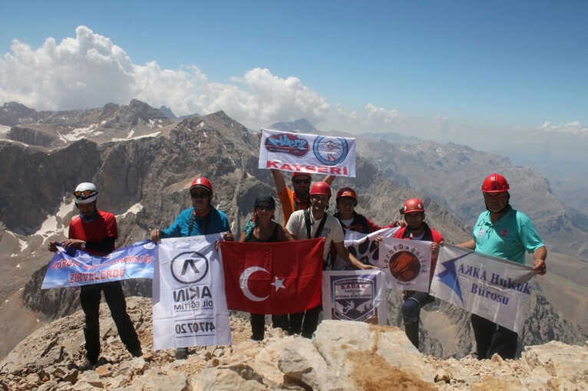 Dağcılar Türk Bayrağını Yeniden Zirveye Dikti