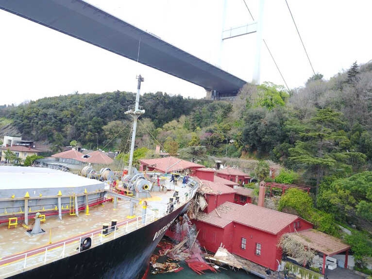 Dümeni Kilitlenen Gemi Tarihi Yalıya Çarptı