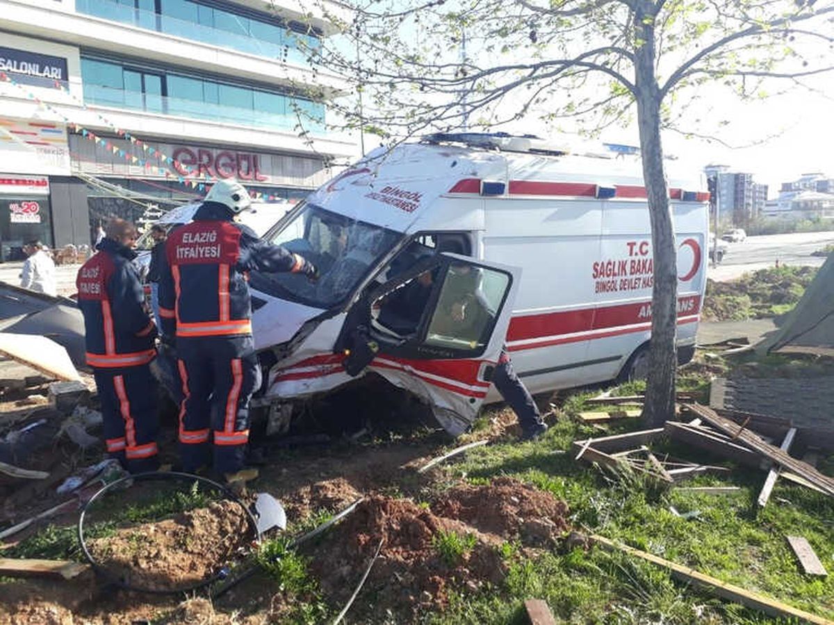 Elazığ\'da Ambulans ile Otomobil Çarpıştı: 7 Yaralı