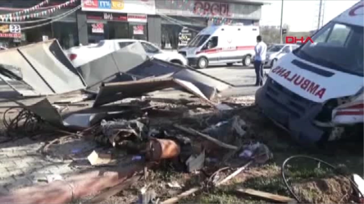 Elazığ\'da Ambulans ile Otomobil Çarpıştı: 7 Yaralı