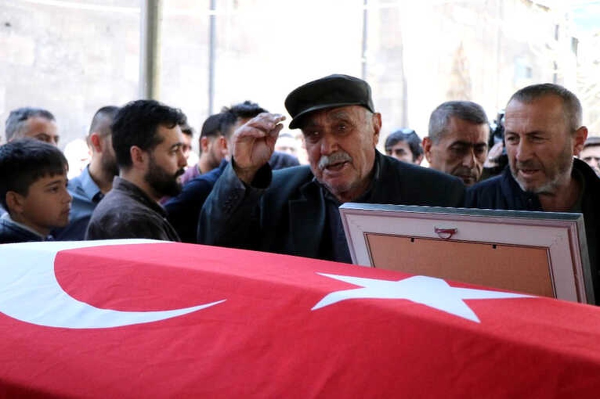Eskişehir\'de Öldürülen Akademisyene Gözü Yaşlı Veda
