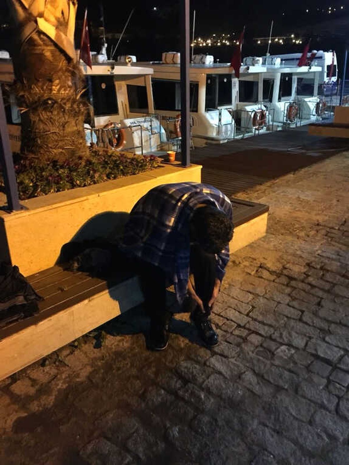 İntihar Etmek İçin Denize Atlayan Şahsı Polis Kurtardı