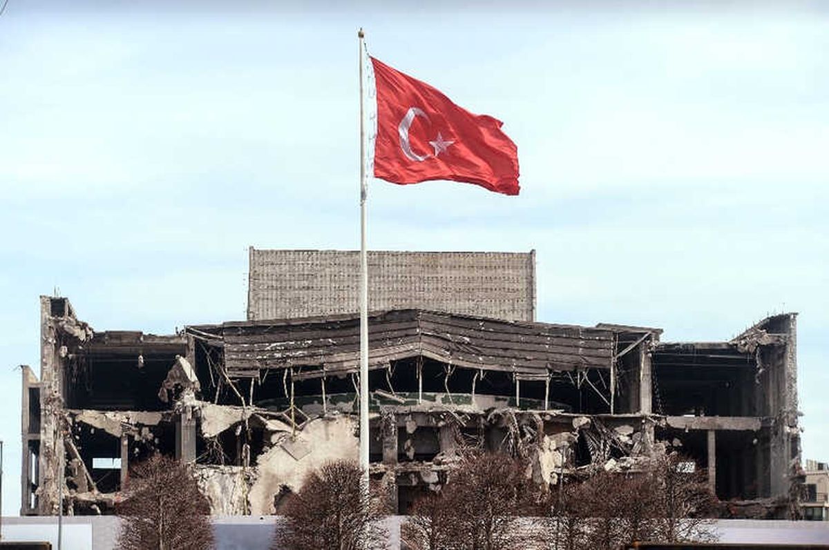 İş Makineleri Akm İçinde Yıkıma Devam Ediyor