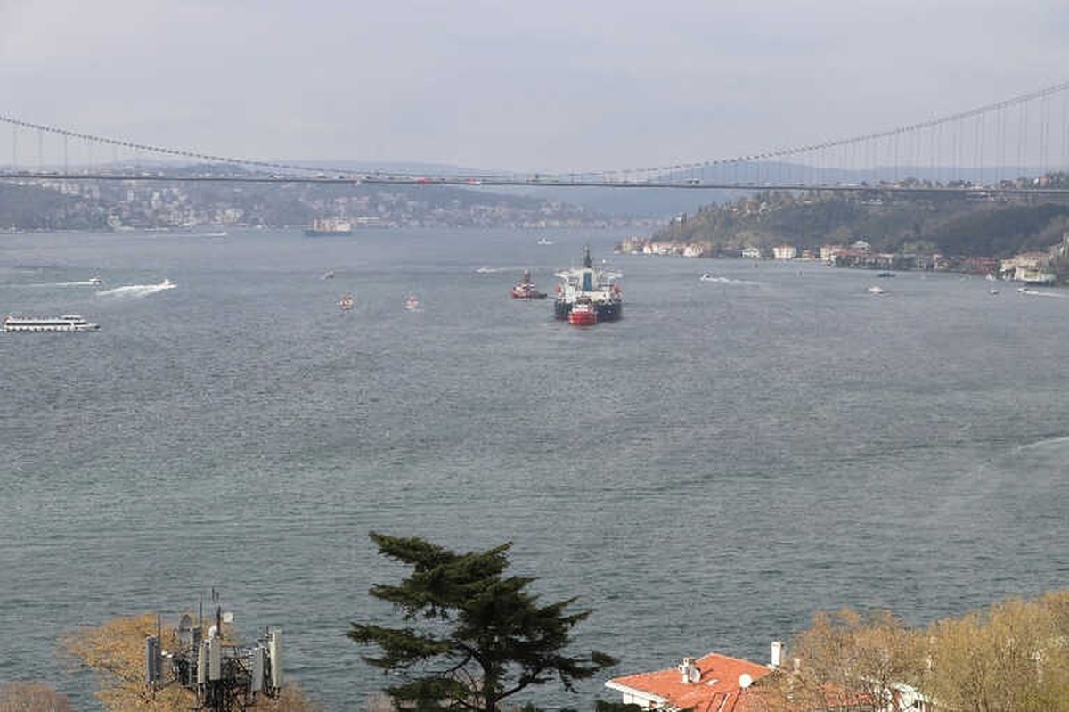 İstanbul Boğazı\'nda Gemi Yalıya Çarptı