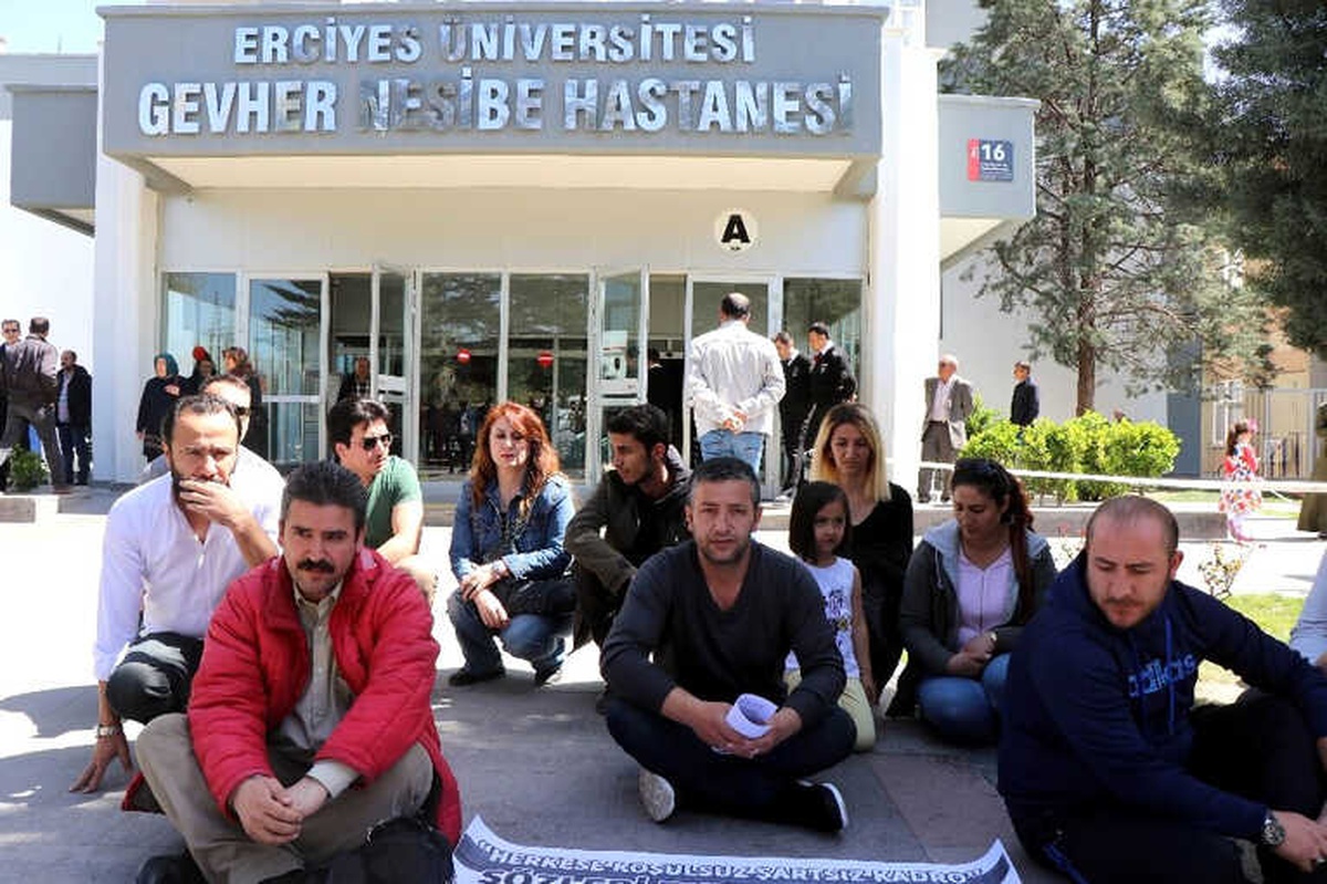 Kadroya Geçmeyi Beklerken İşten Çıkarılan İşçiler \'Oturma\' Eylemi Yaptı
