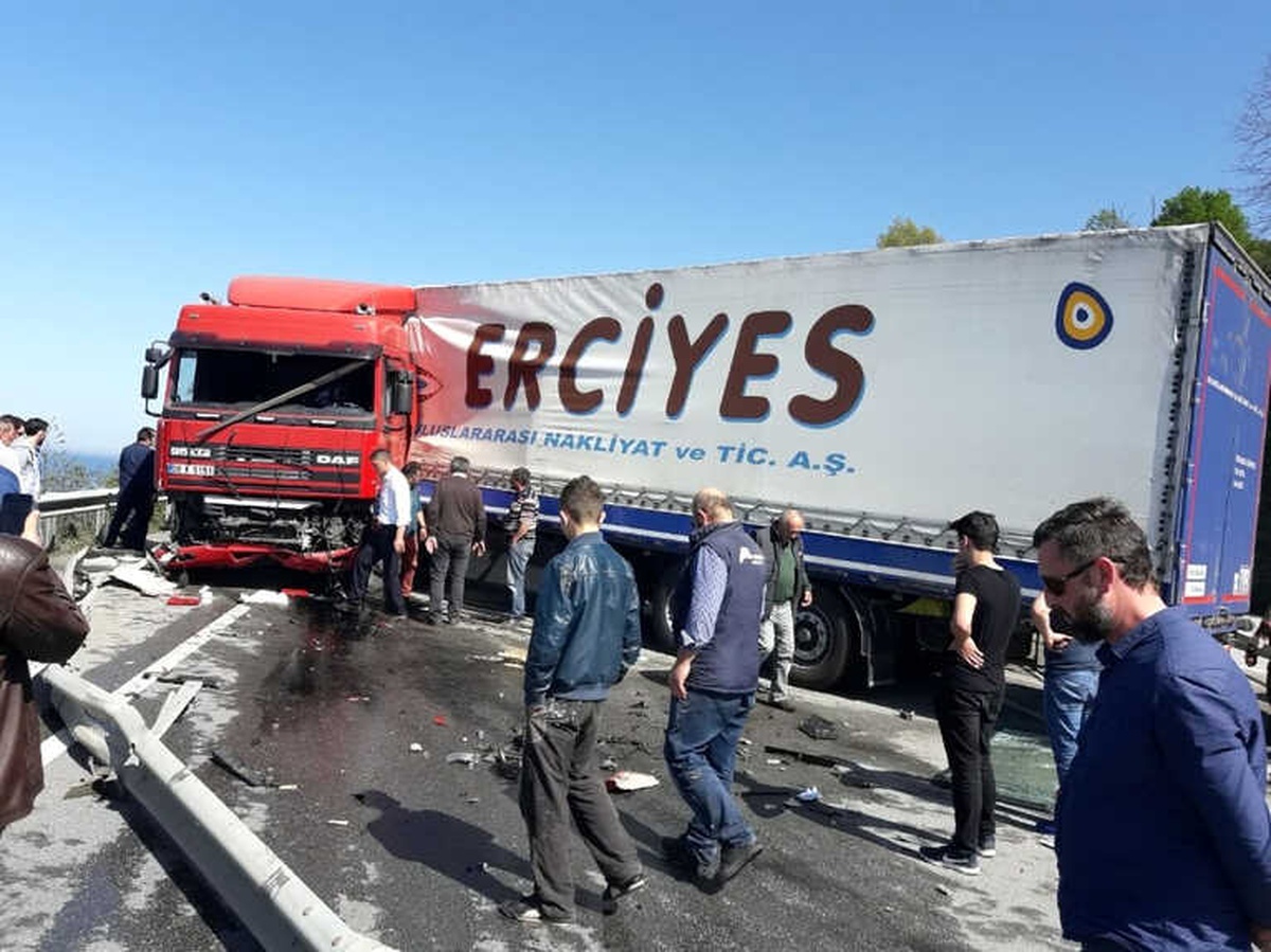 Kaza Yapan Tır Karadeniz Sahil Yolu\'nu Ulaşıma Kapattı