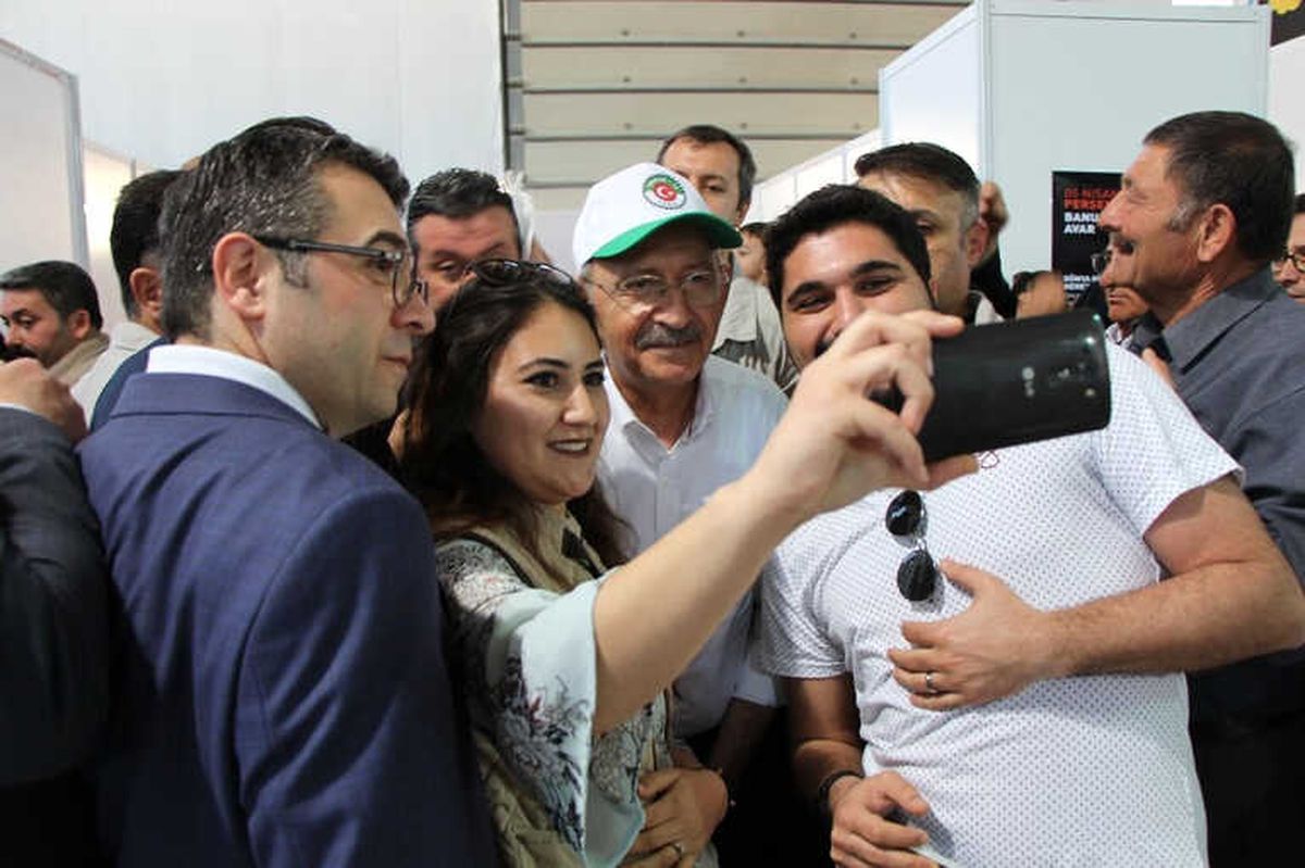 Kılıçdaroğlu Merzifon\'da Kitap Fuarını Dolaştı