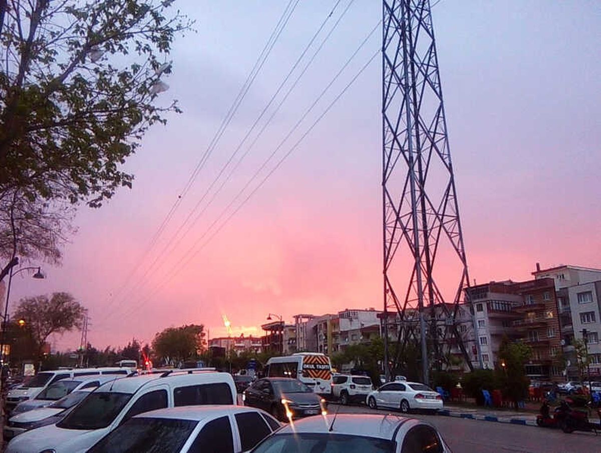 Manisa\'da Gökyüzü Kızıla Boyandı
