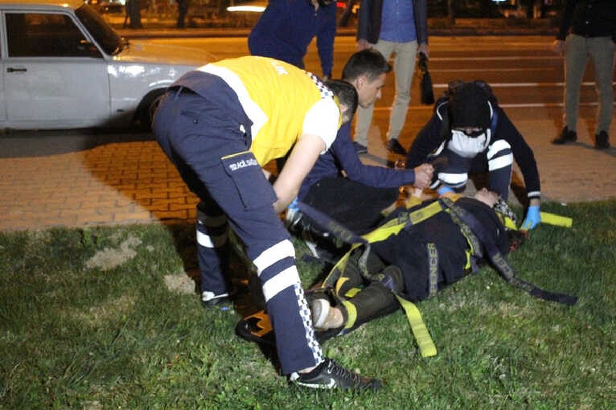 Otomobil Ağaca Çarpıp Tramvay Yoluna Girdi: 2 Yaralı