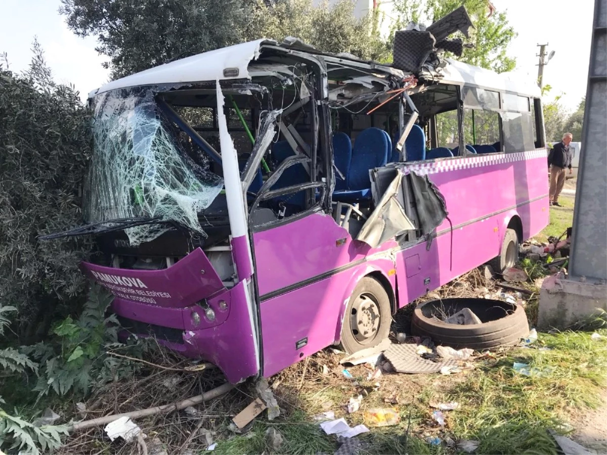 Sakarya\'da Özel Halk Otobüsü Üst Geçidin Ayağına Çarptı: 16 Yaralı