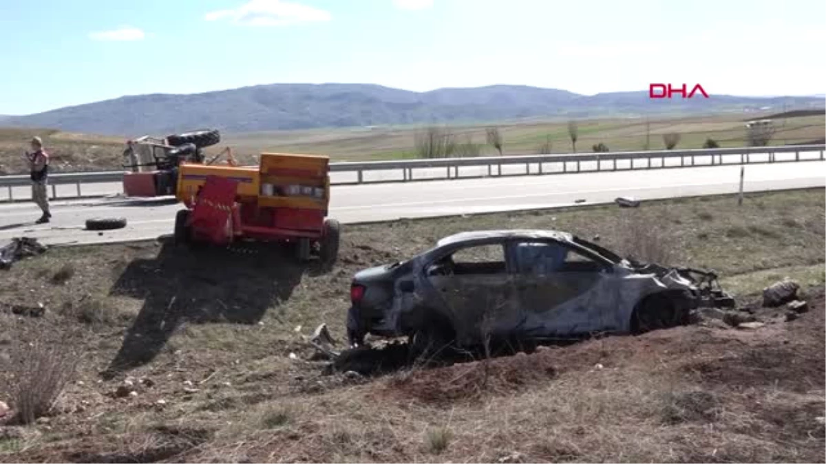 Sivas Traktöre Çarpan Otomobil Tamamen Yandı