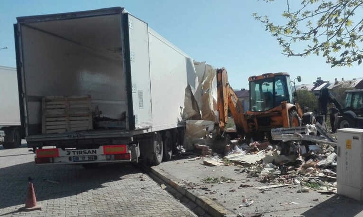 Tır, İş Makinesine Çarptı: 1 Yaralı