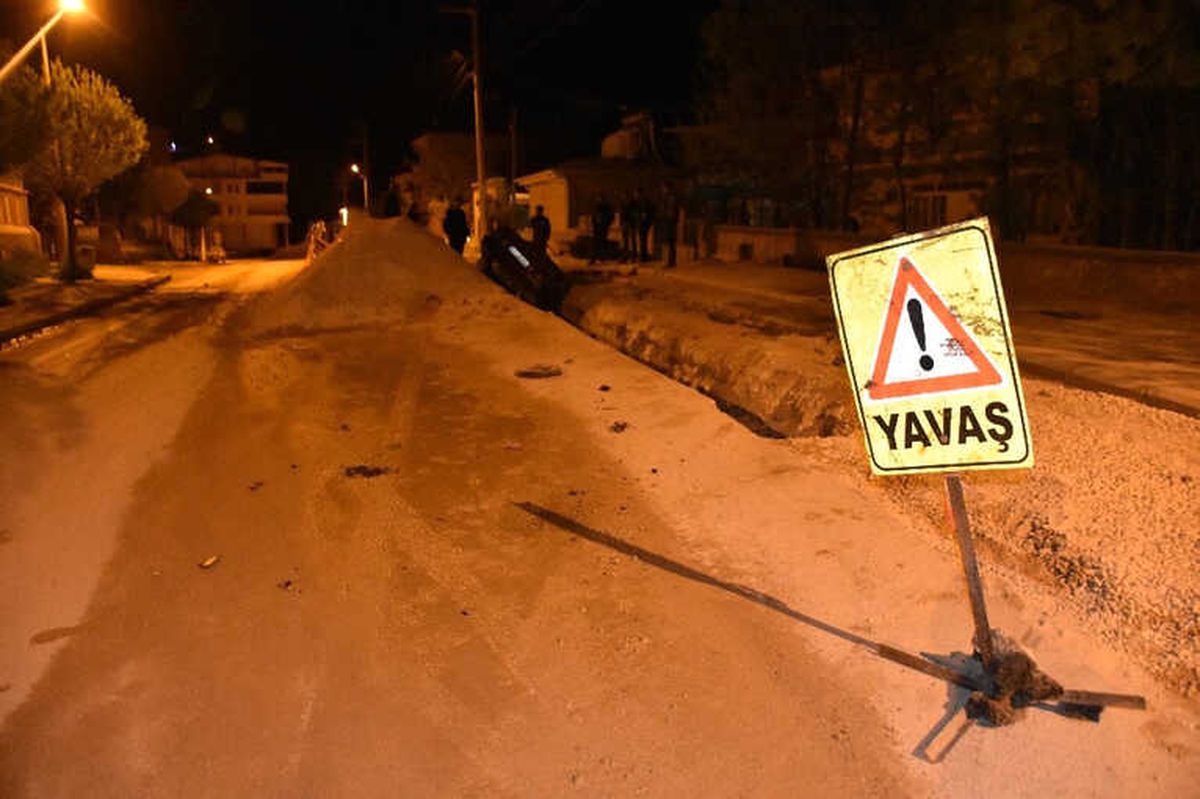Tokat\'ta Virajı Alamayan Otomobil Kanala Düştü