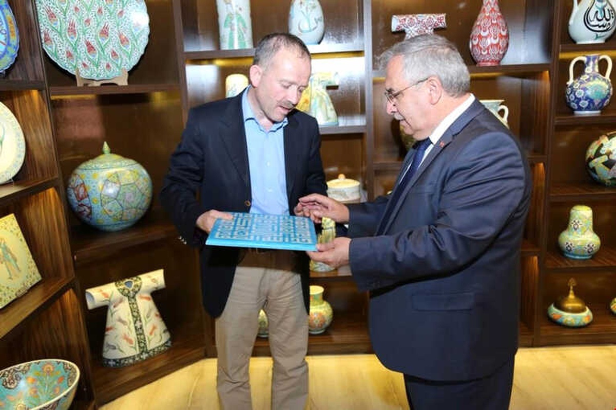 Vali, Sanatçı İsmail Yiğit\'i Ziyaret Etti
