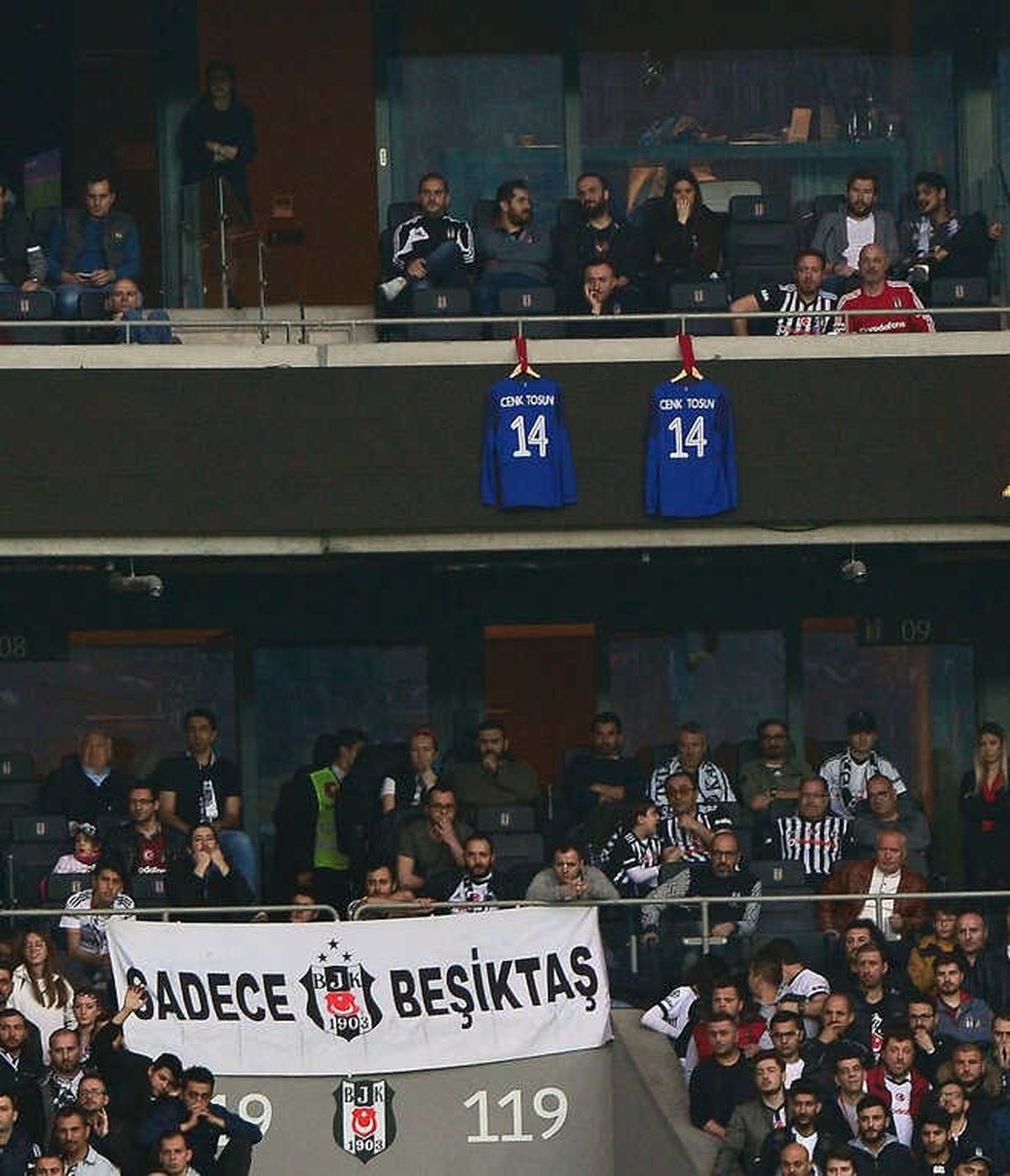 Vodafone Park\'a Cenk Tosun\'un Forması Asıldı