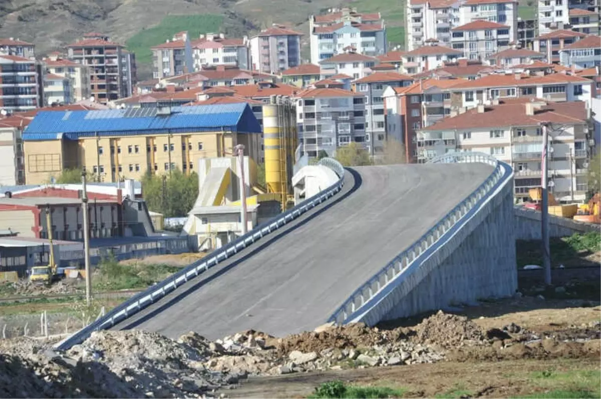 Yeşilkent Üst Geçidi İçin Köprü Yapımı Devam Ediyor