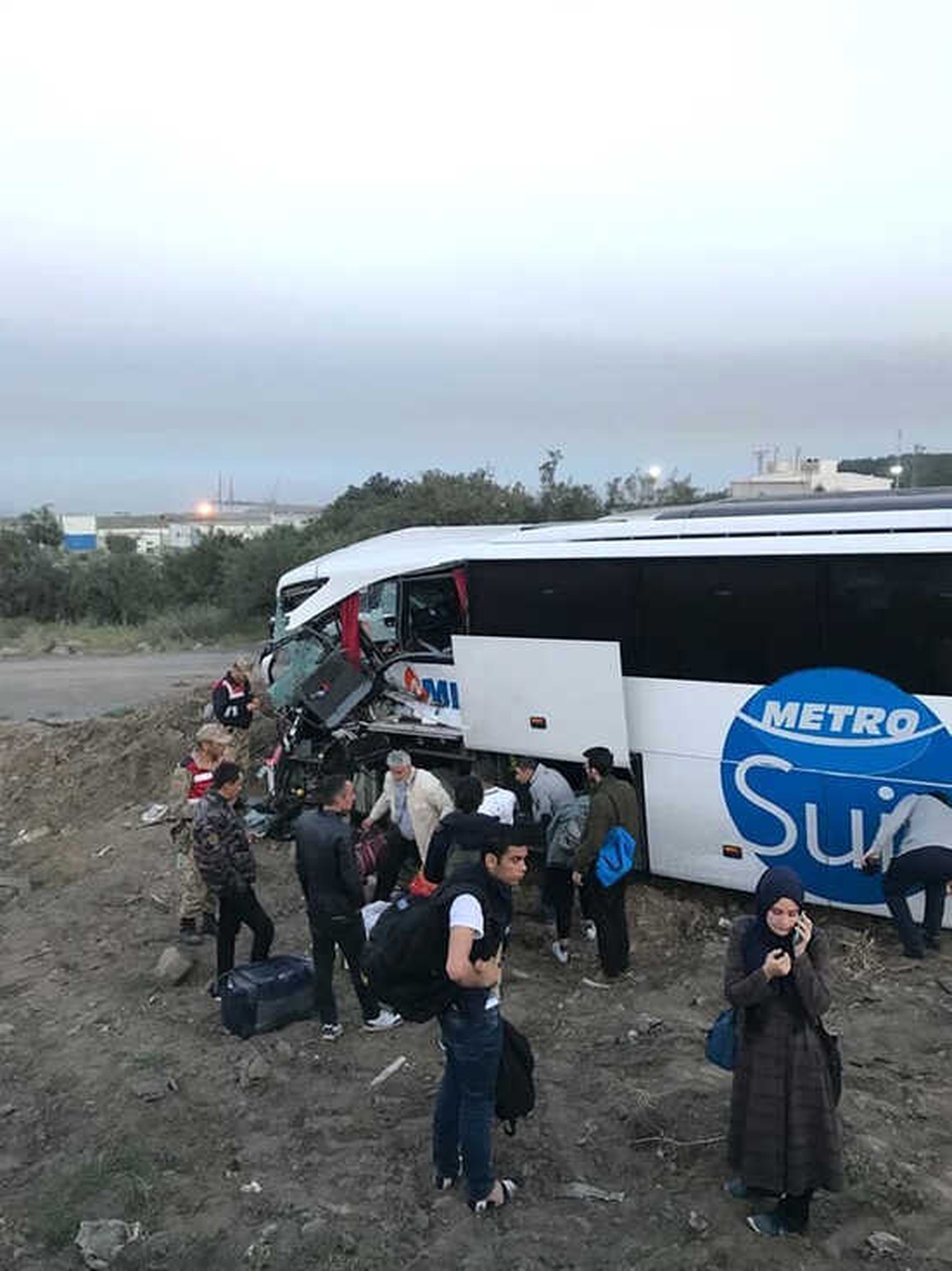 Yola Kontrolsüz Çıkan Tıra Yolcu Otobüsü Çarptı: 9 Yaralı