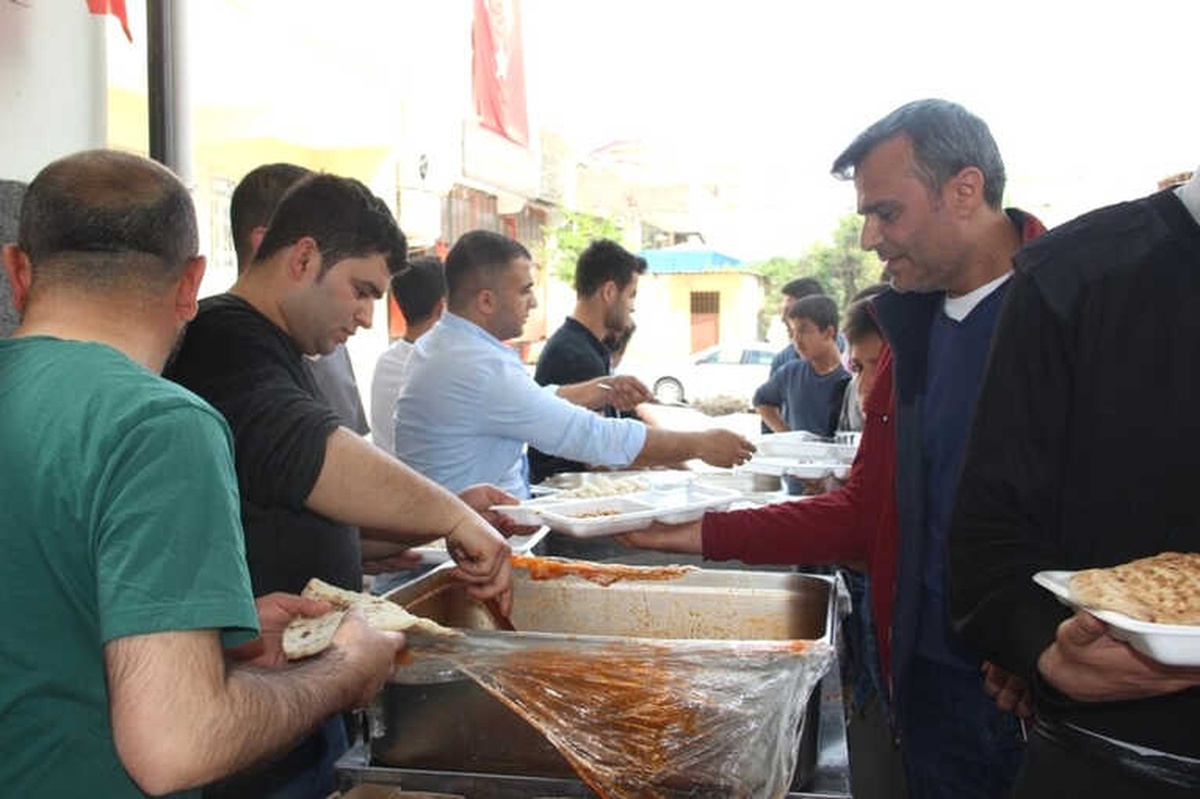 300 Yıllık Gelenekle Yüzlerce Kişiye Yemek Dağıtıldı