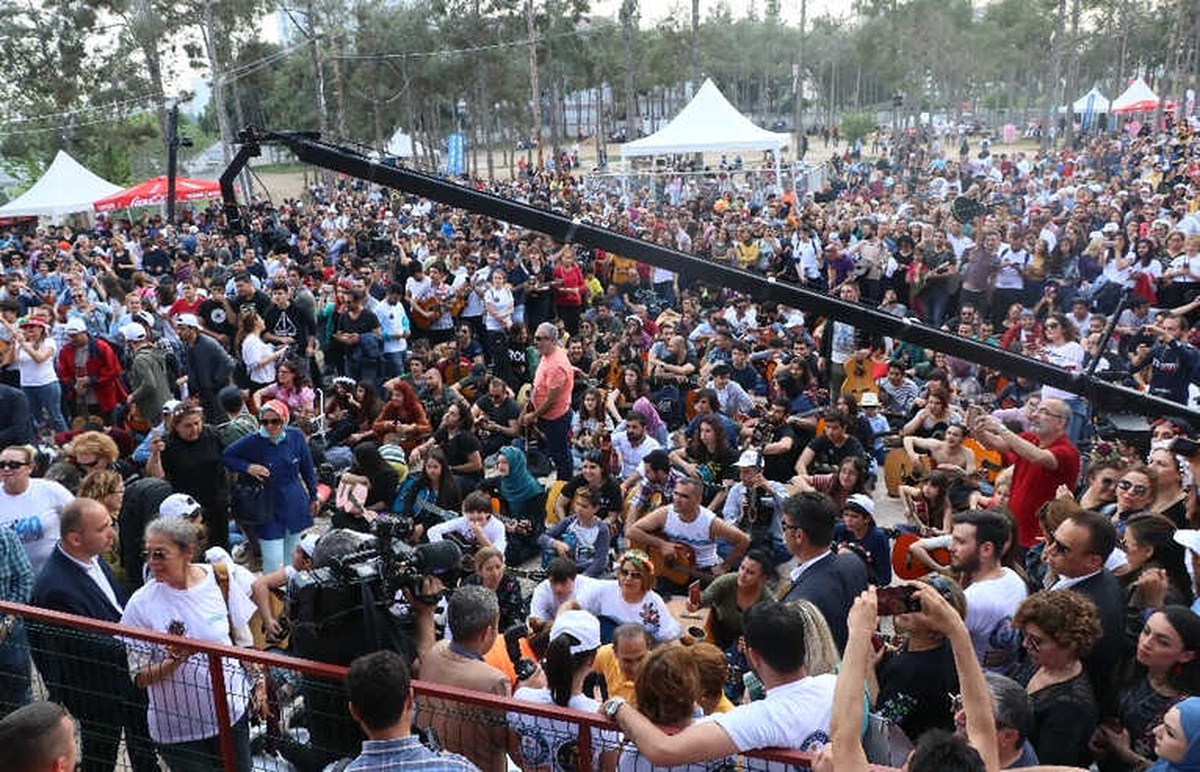 Adana\'da \'Toplu Gitar Çalma\' Rekoru Denemesinde Hüsran