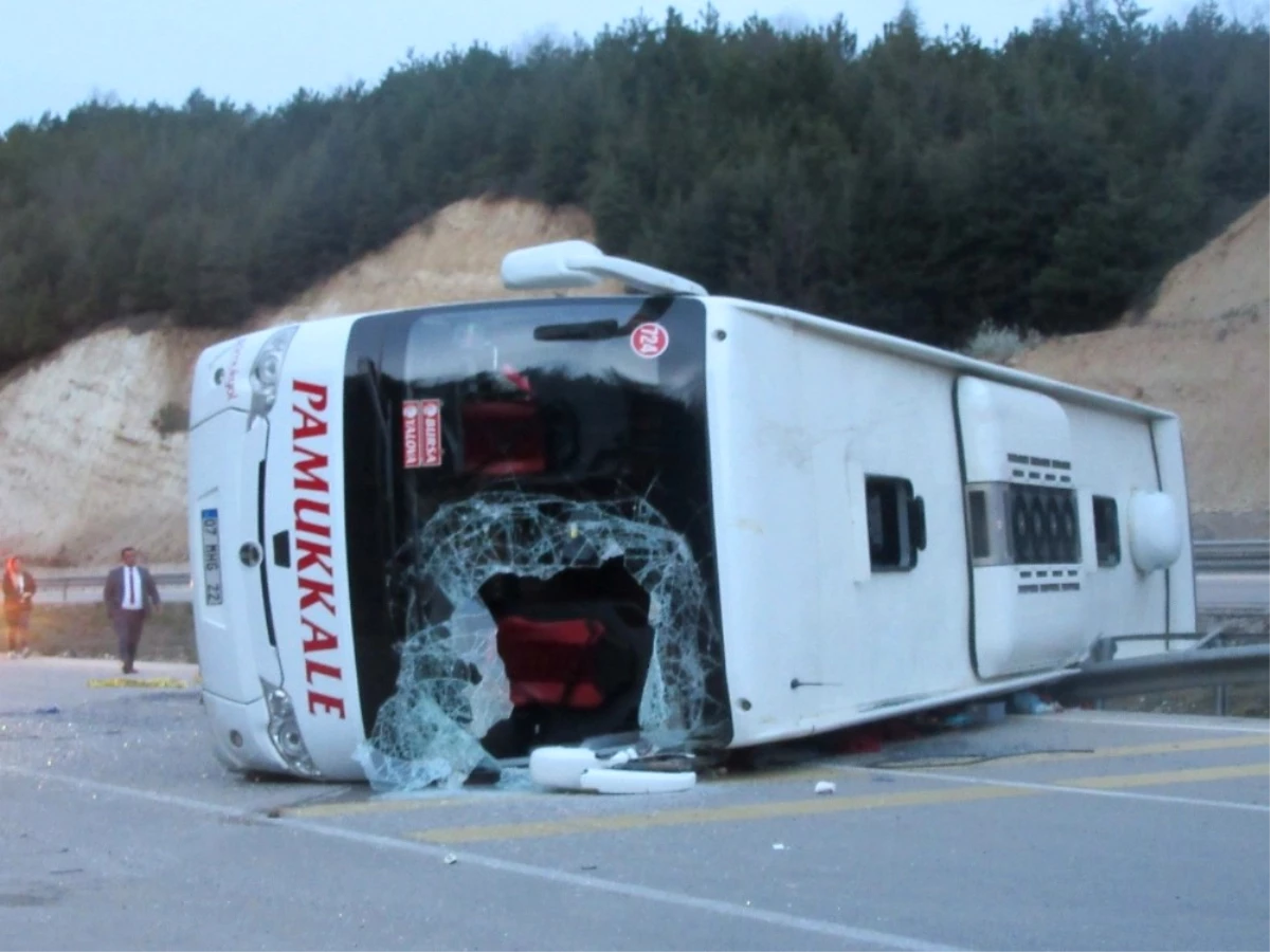 Afyonkarahisar\'da Otobüs Devrildi, 1 Ölü, 20 Yaralı